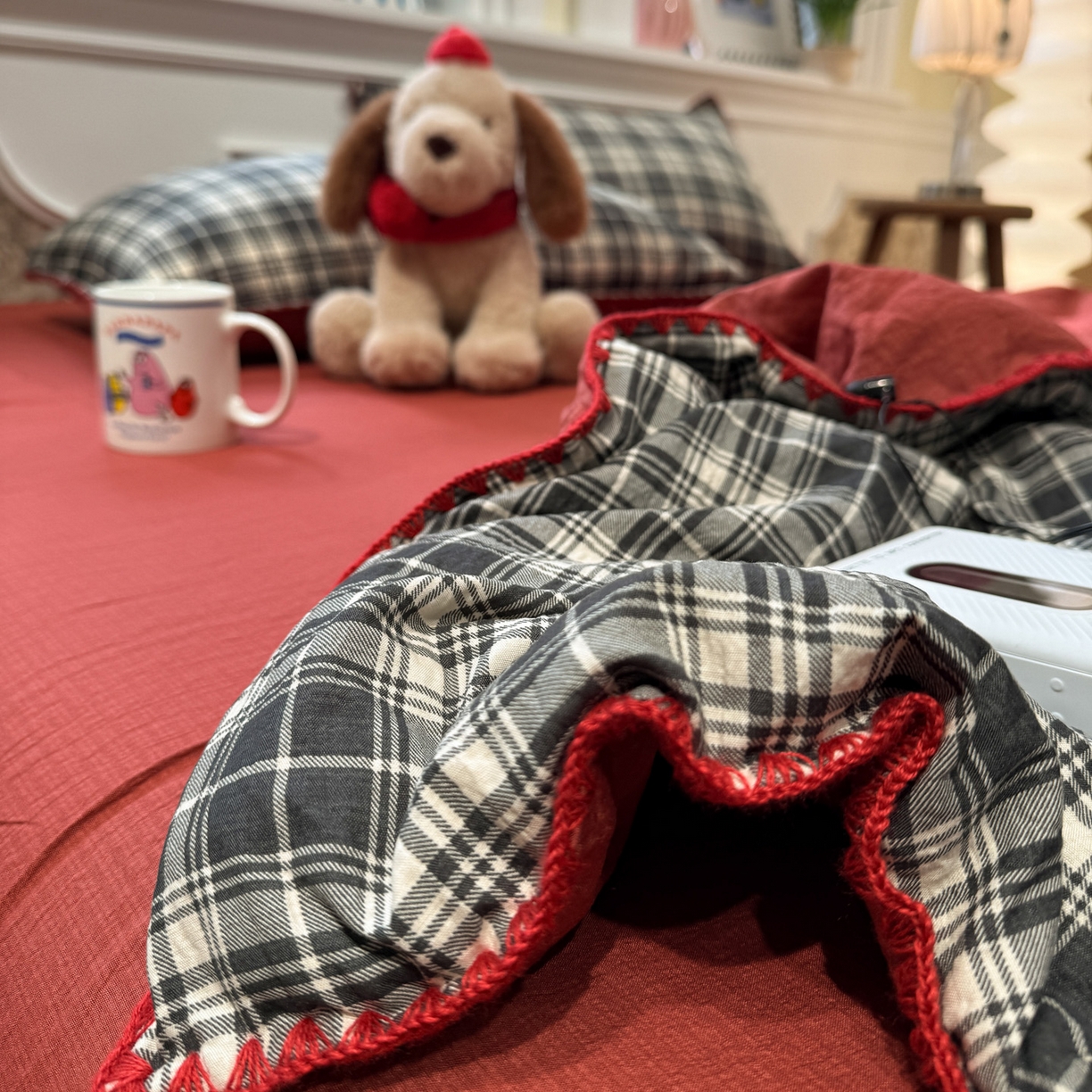 91家纺网 家纺一手货源 找家纺 水墨江南 2026新款云感皱皱纱贝壳边夏被四件套 夏被-布朗尼红