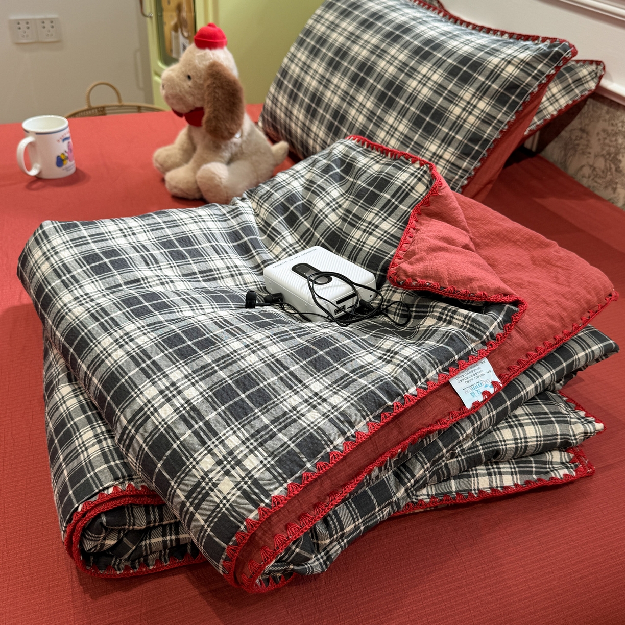 91家纺网 家纺一手货源 找家纺 水墨江南 2026新款云感皱皱纱贝壳边夏被四件套 夏被-布朗尼红