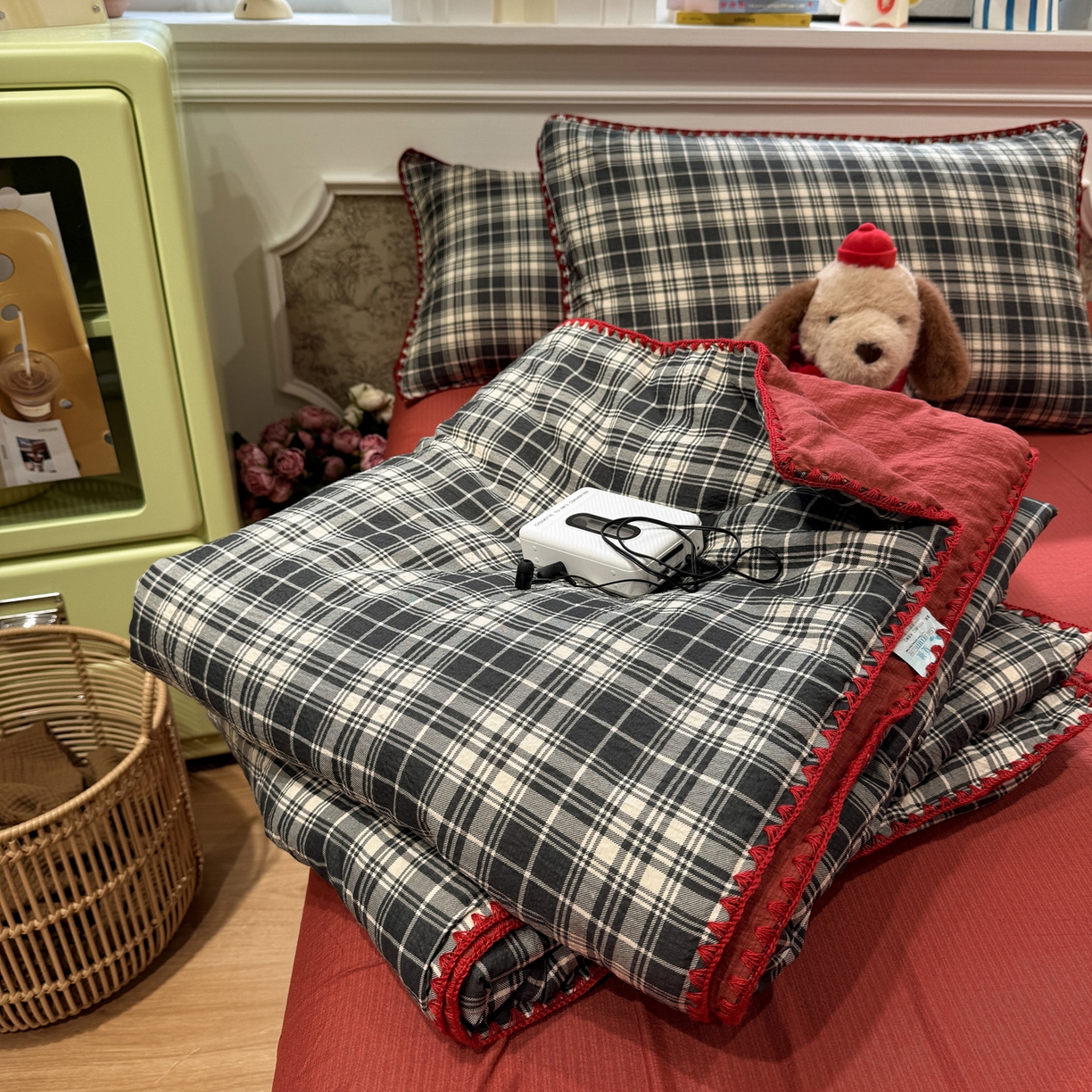 91家纺网 家纺一手货源 找家纺 水墨江南 2026新款云感皱皱纱贝壳边夏被四件套 夏被-布朗尼红