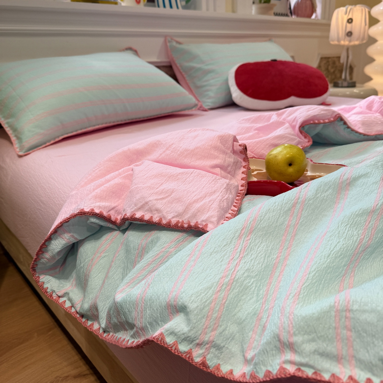 91家纺网 家纺一手货源 找家纺 水墨江南 2026新款云感皱皱纱贝壳边夏被四件套 夏被-海盐玫粉