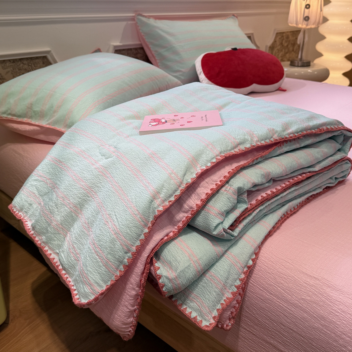 91家纺网 家纺一手货源 找家纺 水墨江南 2026新款云感皱皱纱贝壳边夏被四件套 夏被-海盐玫粉