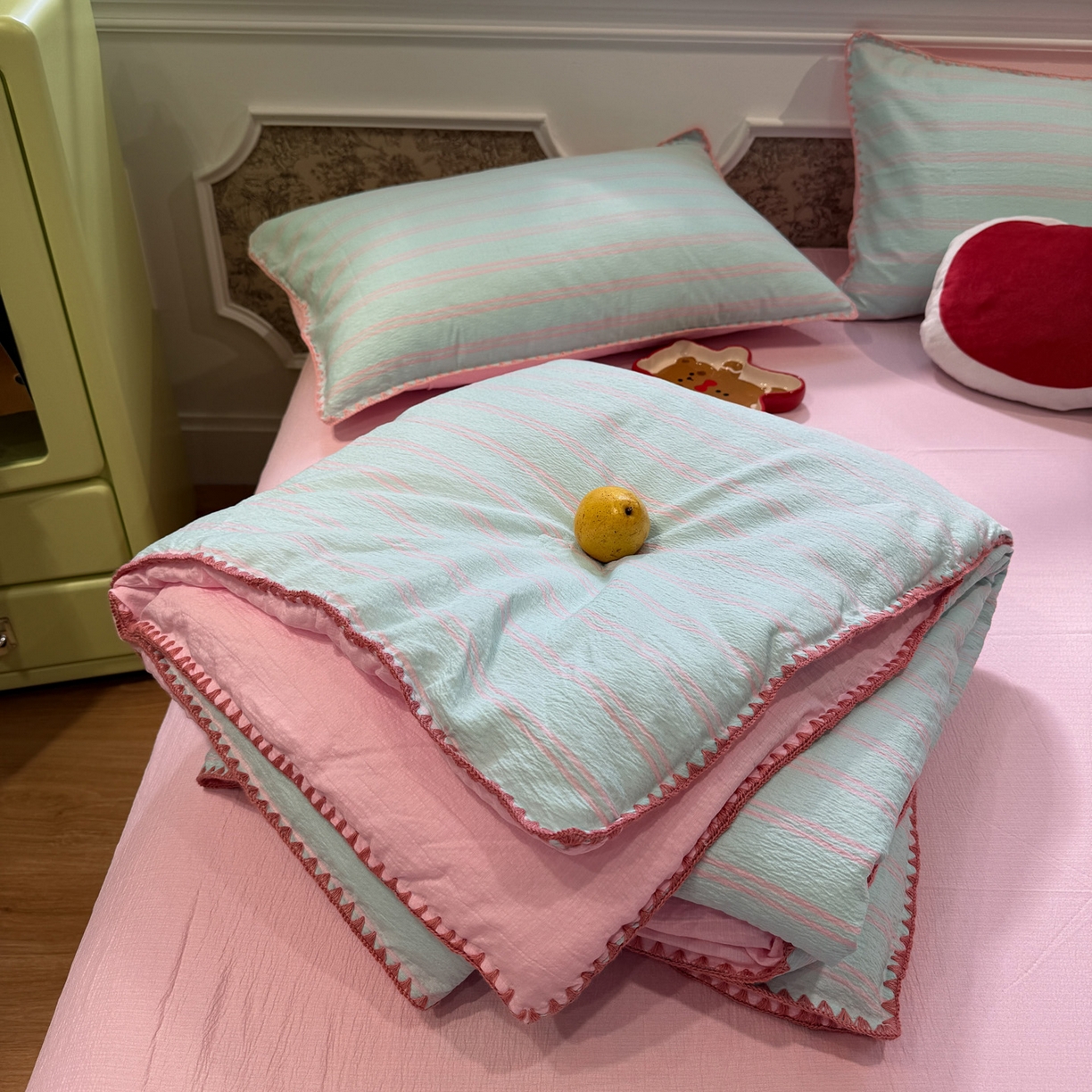 91家纺网 家纺一手货源 找家纺 水墨江南 2026新款云感皱皱纱贝壳边夏被四件套 夏被-海盐玫粉