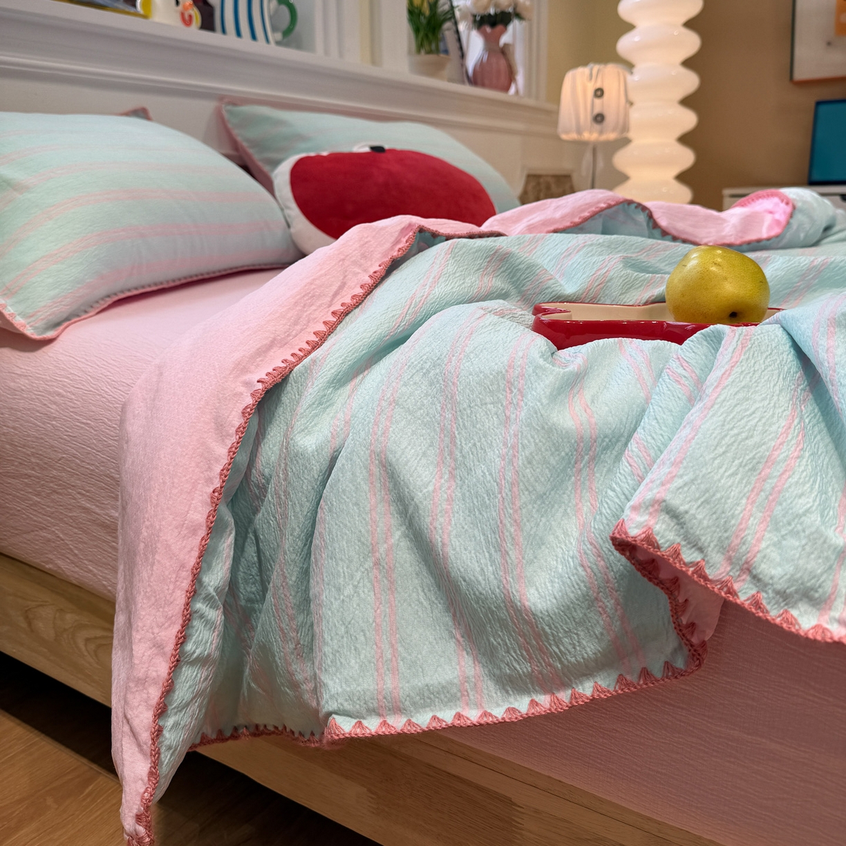 91家纺网 家纺一手货源 找家纺 水墨江南 2026新款云感皱皱纱贝壳边夏被四件套 夏被-海盐玫粉