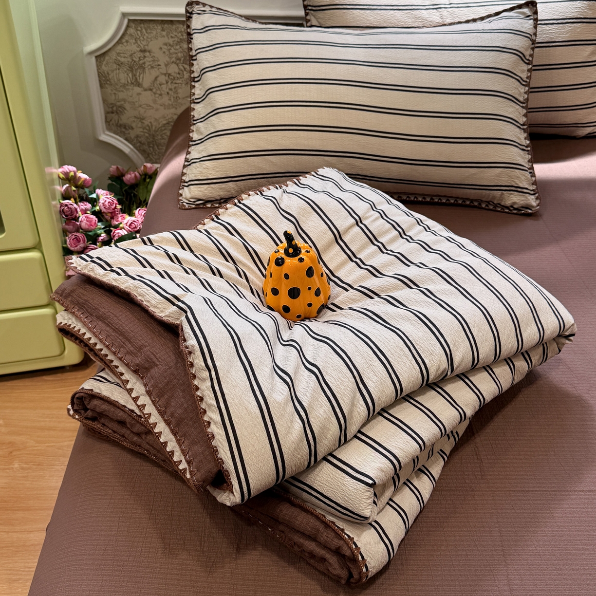 91家纺网 家纺一手货源 找家纺 水墨江南 2026新款云感皱皱纱贝壳边夏被四件套 夏被-简序咖