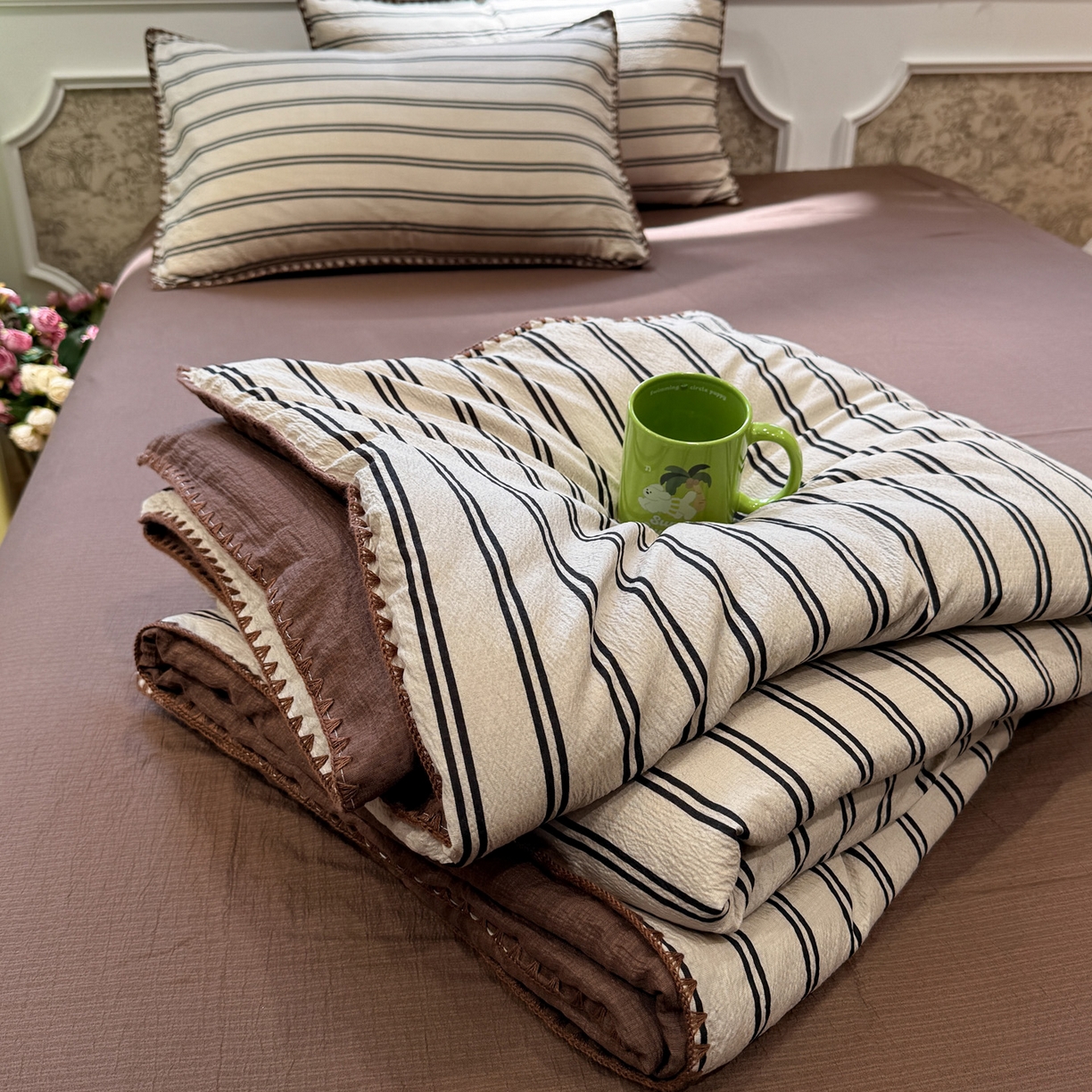 91家纺网 家纺一手货源 找家纺 水墨江南 2026新款云感皱皱纱贝壳边夏被四件套 夏被-简序咖