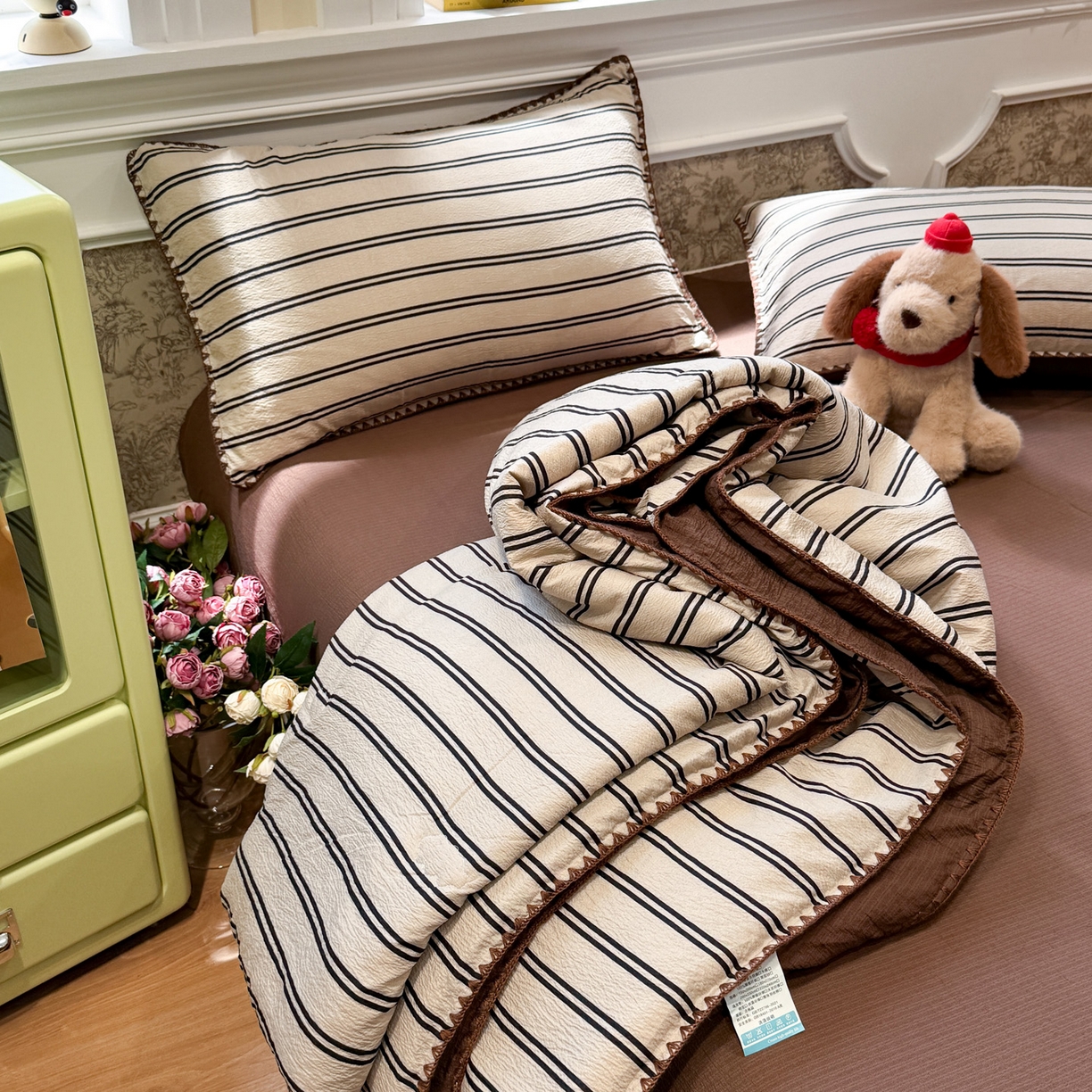 91家纺网 家纺一手货源 找家纺 水墨江南 2026新款云感皱皱纱贝壳边夏被四件套 夏被-简序咖