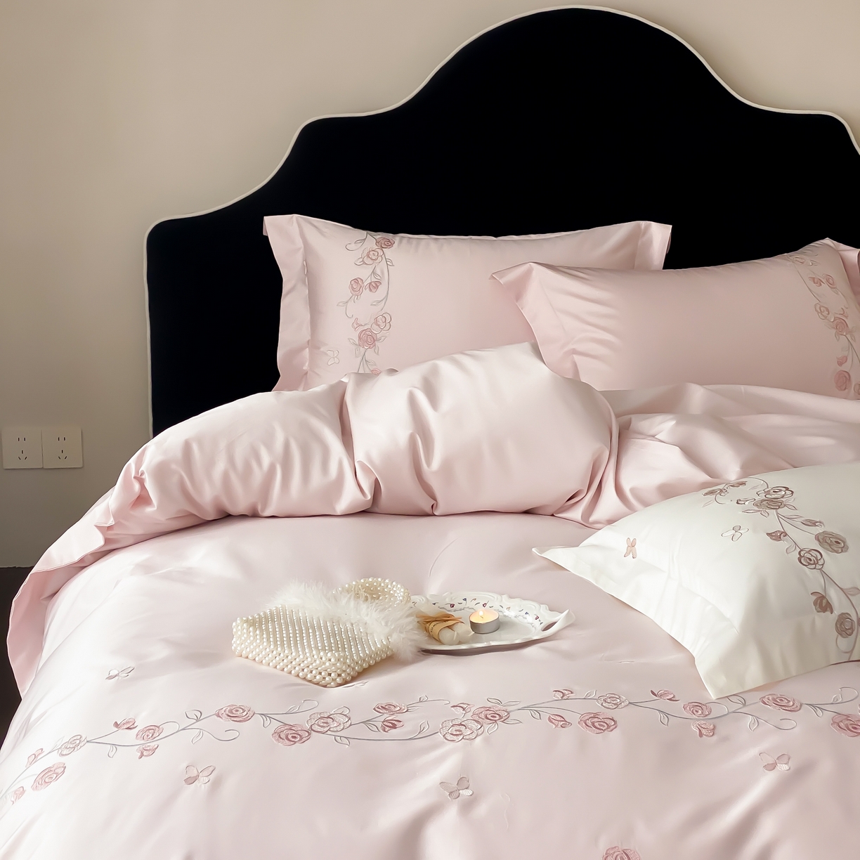 91家纺网 家纺一手货源 找家纺 树下 2026新款A类高支高密贡缎长绒棉全棉纯棉刺绣四件套（控价399） 萦梦-粉