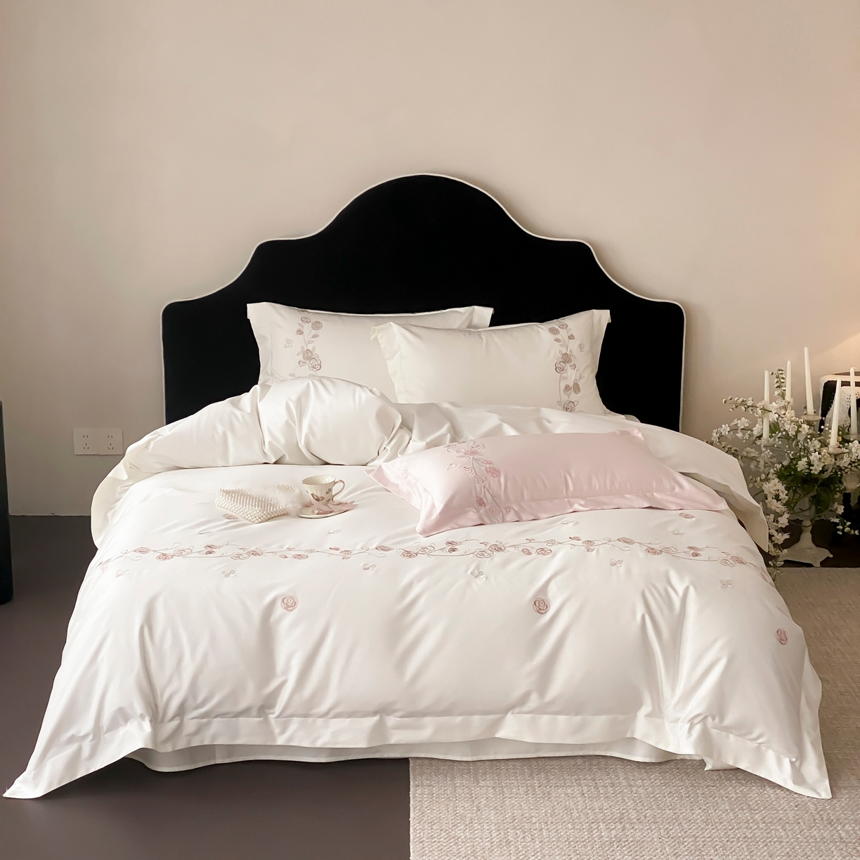 91家纺网 家纺一手货源 找家纺 树下 2026新款A类高支高密贡缎长绒棉全棉纯棉刺绣四件套（控价399） 萦梦-米白