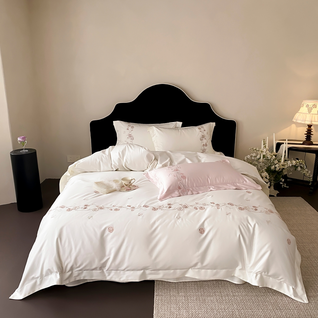 91家纺网 家纺一手货源 找家纺 树下 2026新款A类高支高密贡缎长绒棉全棉纯棉刺绣四件套（控价399） 萦梦-米白