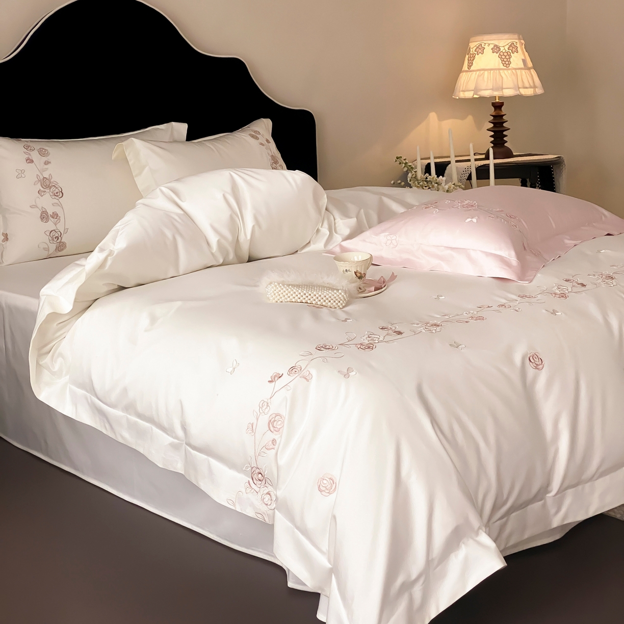 91家纺网 家纺一手货源 找家纺 树下 2026新款A类高支高密贡缎长绒棉全棉纯棉刺绣四件套（控价399） 萦梦-米白