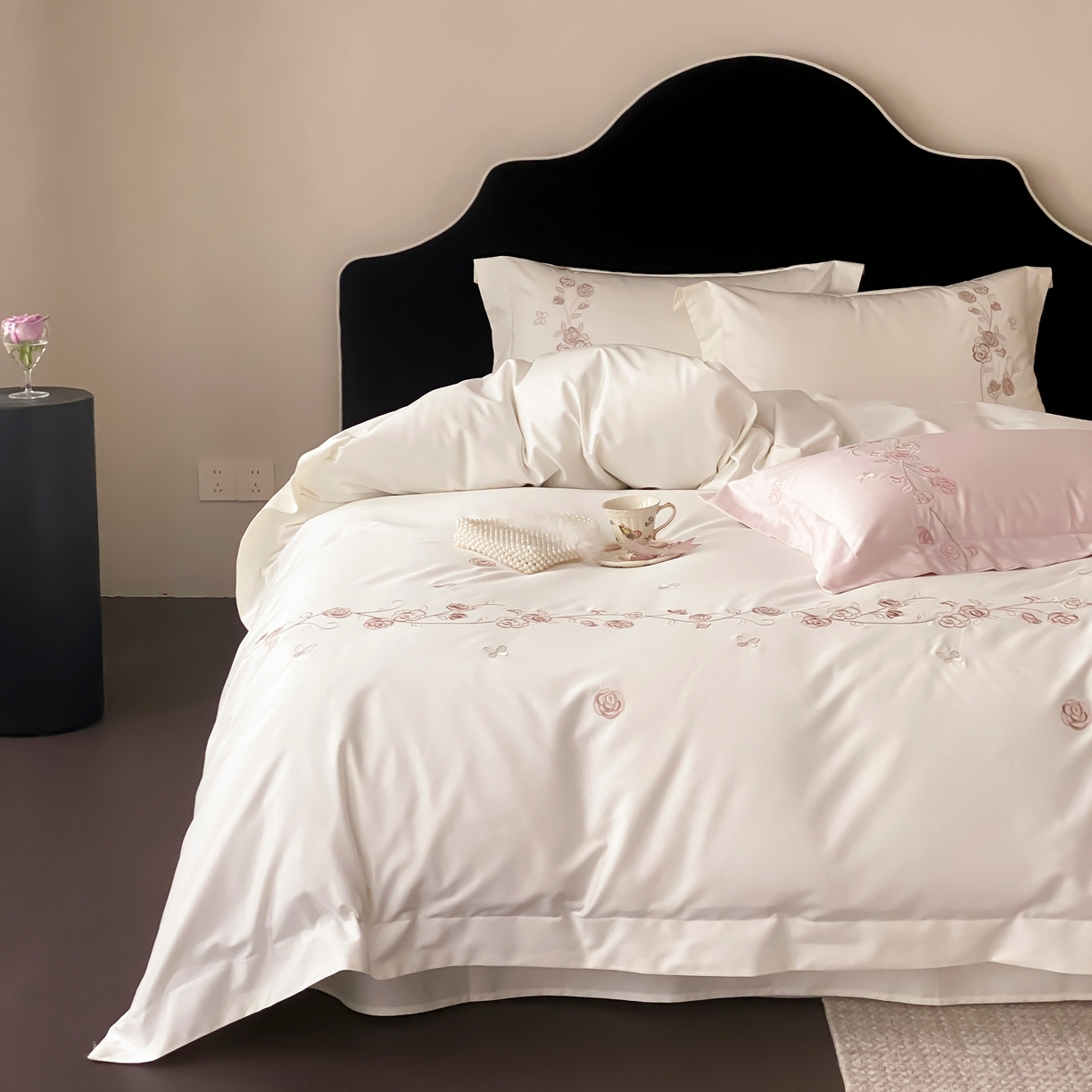 91家纺网 家纺一手货源 找家纺 树下 2026新款A类高支高密贡缎长绒棉全棉纯棉刺绣四件套（控价399） 萦梦-米白