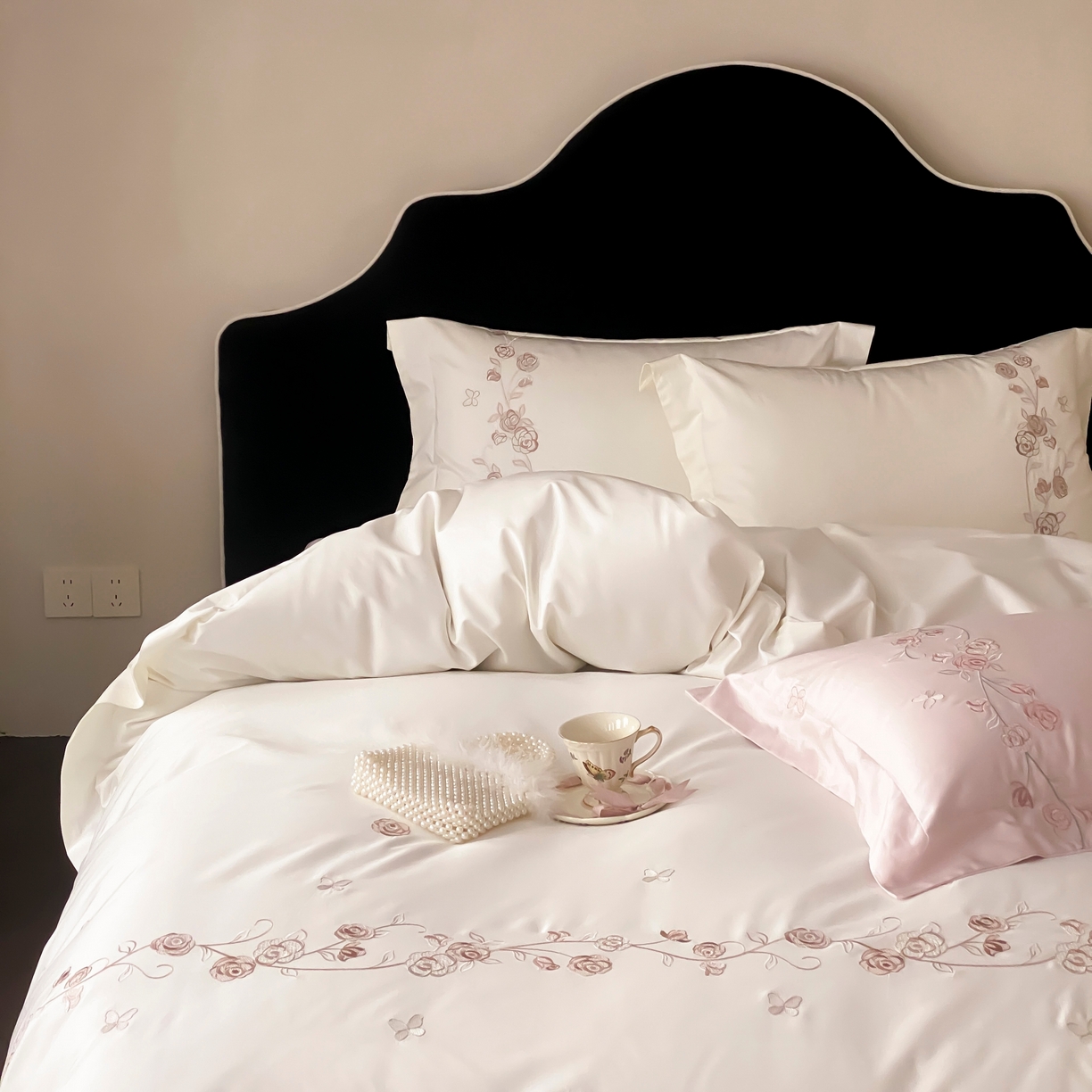 91家纺网 家纺一手货源 找家纺 树下 2026新款A类高支高密贡缎长绒棉全棉纯棉刺绣四件套（控价399） 萦梦-米白