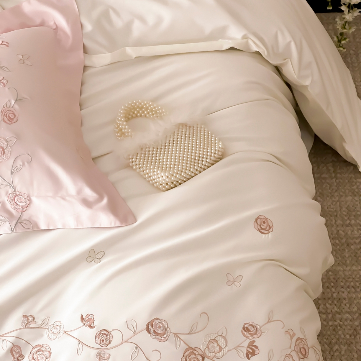 91家纺网 家纺一手货源 找家纺 树下 2026新款A类高支高密贡缎长绒棉全棉纯棉刺绣四件套（控价399） 萦梦-米白