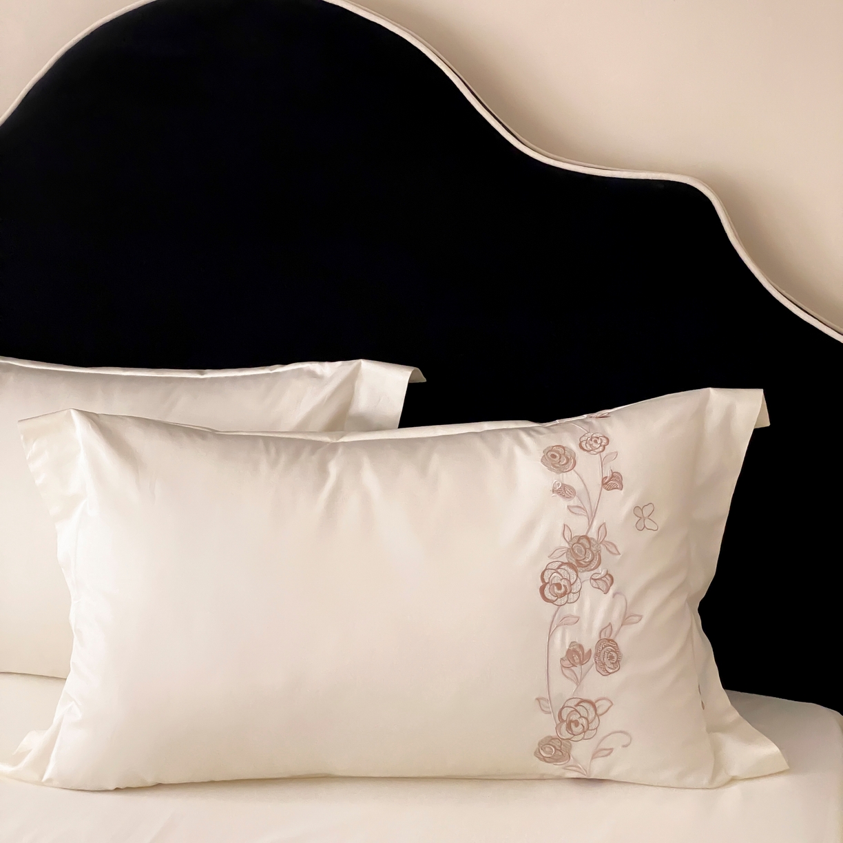 91家纺网 家纺一手货源 找家纺 树下 2026新款A类高支高密贡缎长绒棉全棉纯棉刺绣四件套（控价399） 萦梦-米白