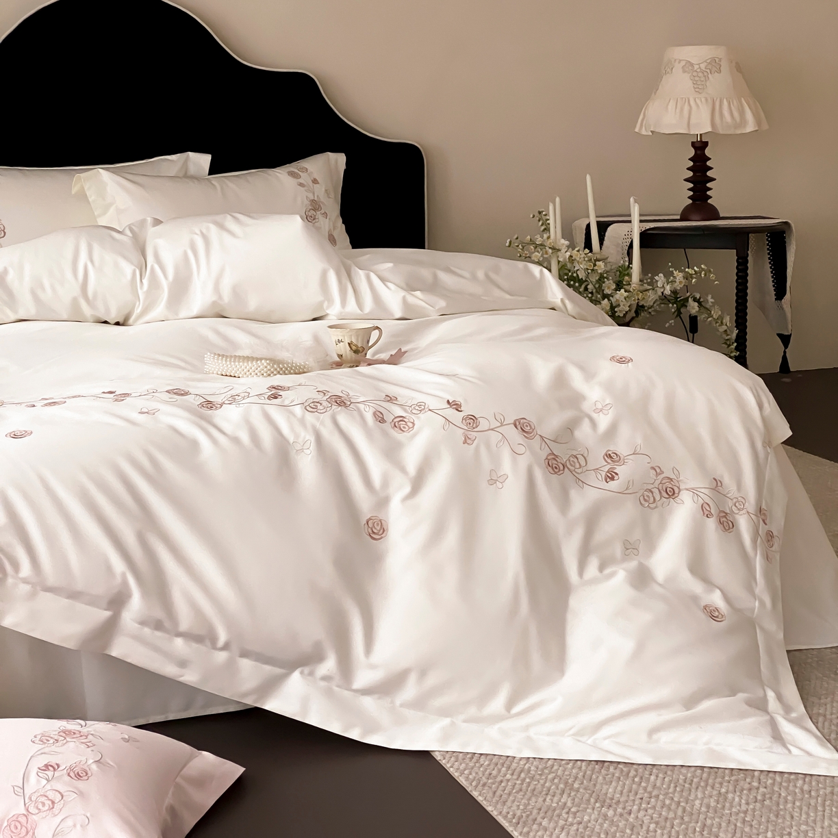 91家纺网 家纺一手货源 找家纺 树下 2026新款A类高支高密贡缎长绒棉全棉纯棉刺绣四件套（控价399） 萦梦-米白