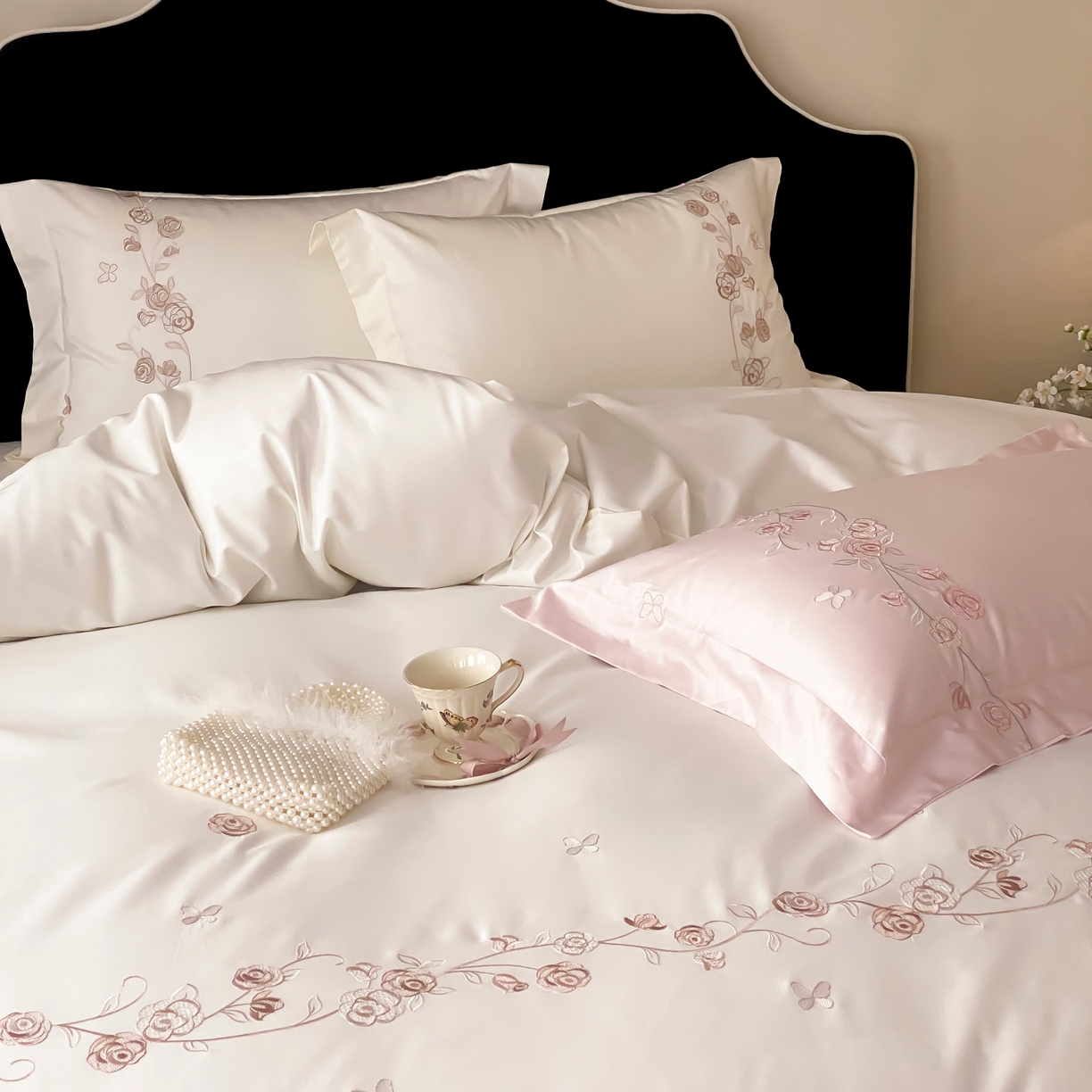 91家纺网 家纺一手货源 找家纺 树下 2026新款A类高支高密贡缎长绒棉全棉纯棉刺绣四件套（控价399） 萦梦-米白