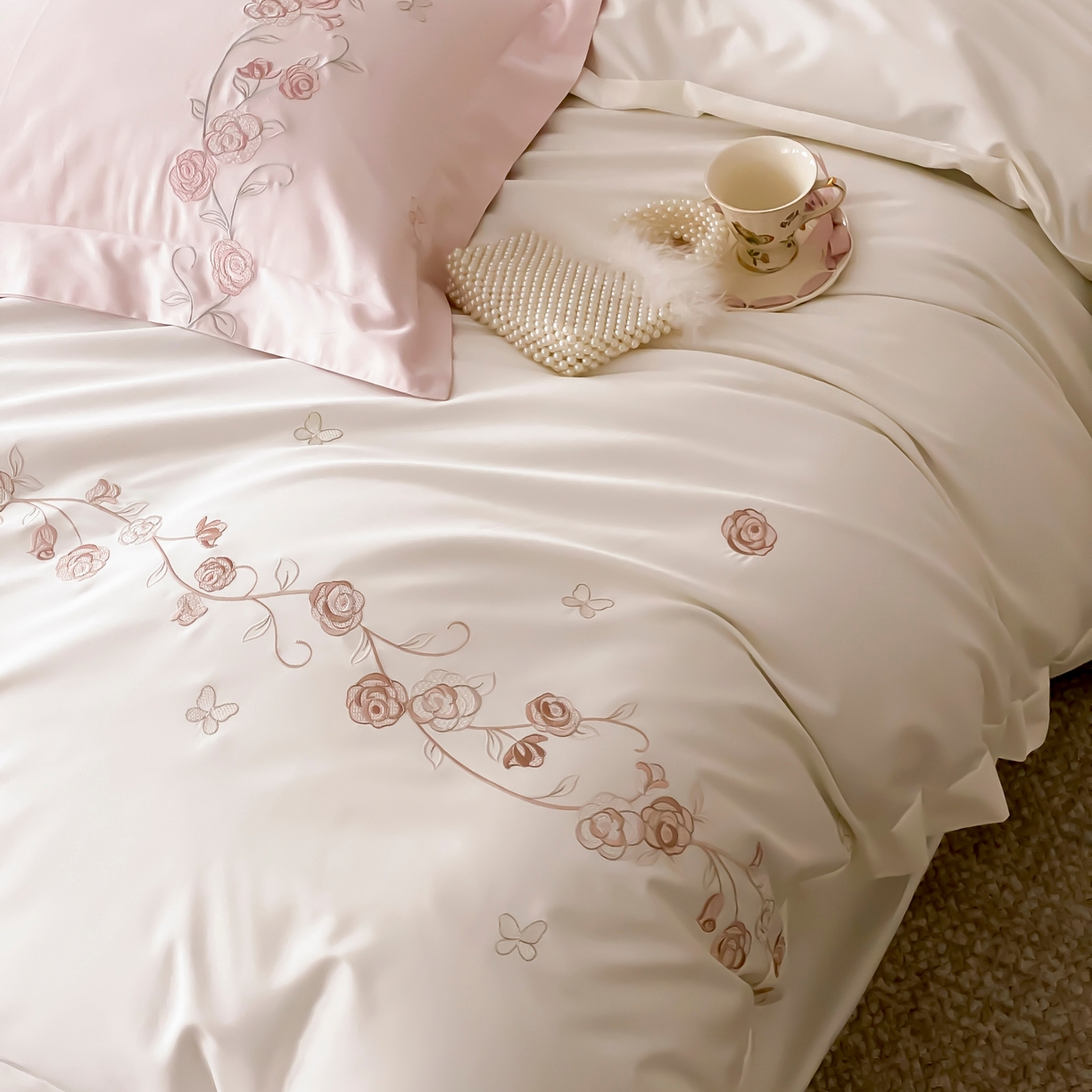 91家纺网 家纺一手货源 找家纺 树下 2026新款A类高支高密贡缎长绒棉全棉纯棉刺绣四件套（控价399） 萦梦-米白