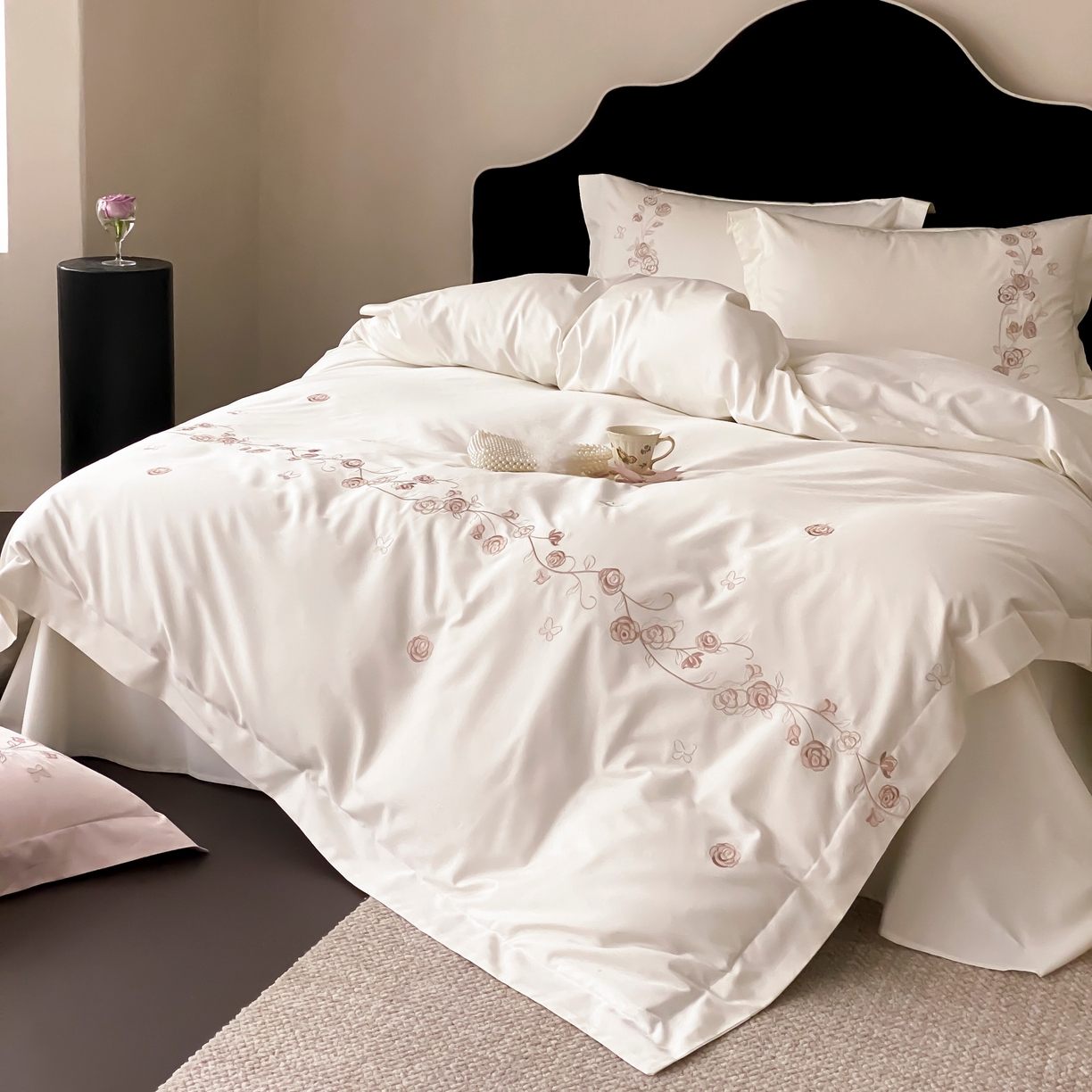 91家纺网 家纺一手货源 找家纺 树下 2026新款A类高支高密贡缎长绒棉全棉纯棉刺绣四件套（控价399） 萦梦-米白