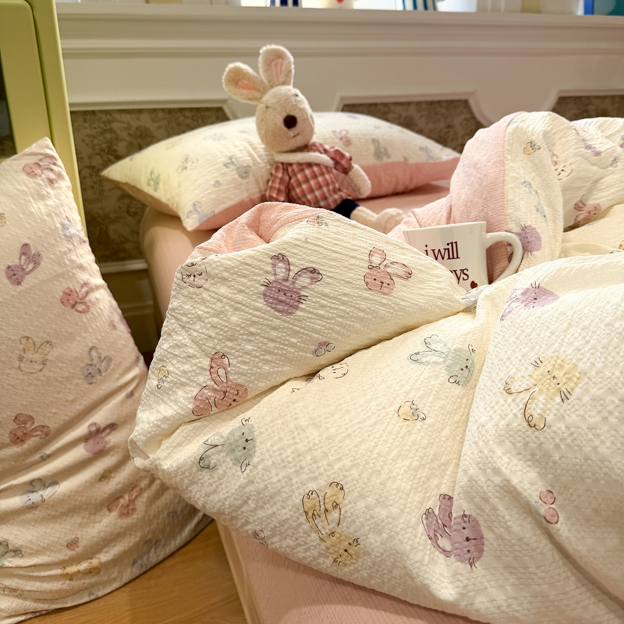 91家纺网 家纺一手货源 找家纺 水墨江南 2026直播热款泡芙棉双层纱四件套 七彩小兔