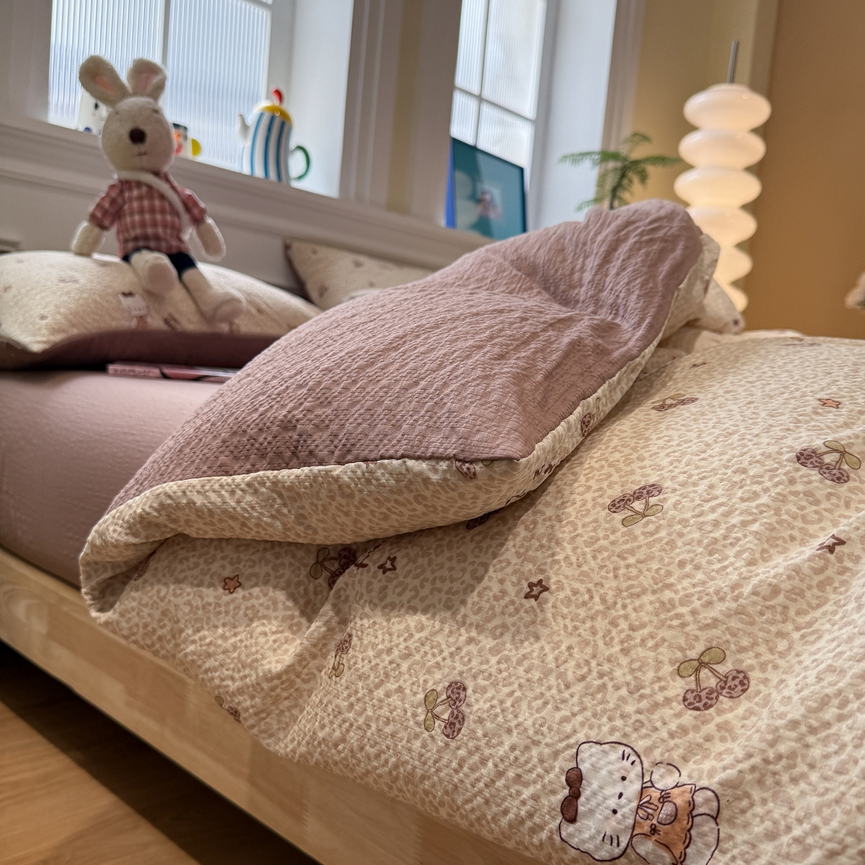 91家纺网 家纺一手货源 找家纺 水墨江南 2026直播热款泡芙棉双层纱四件套 咖色小猫