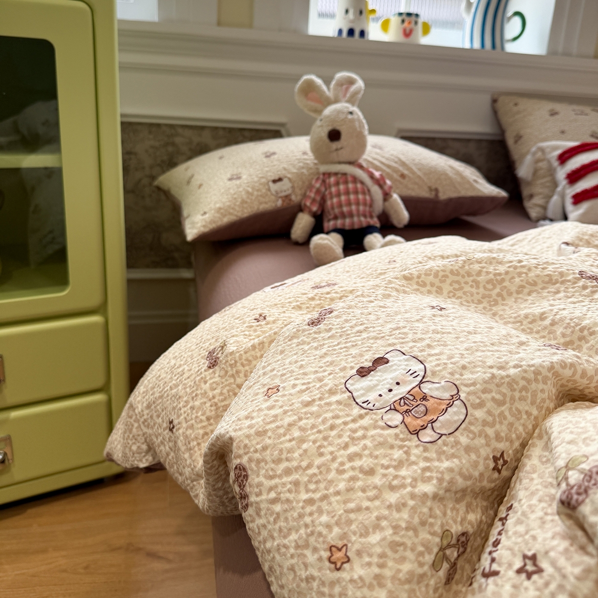 91家纺网 家纺一手货源 找家纺 水墨江南 2026直播热款泡芙棉双层纱四件套 咖色小猫