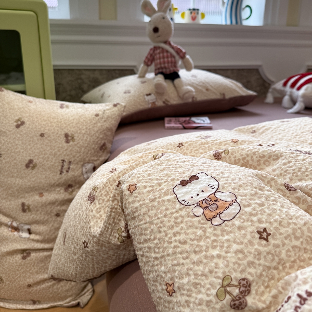 91家纺网 家纺一手货源 找家纺 水墨江南 2026直播热款泡芙棉双层纱四件套 咖色小猫