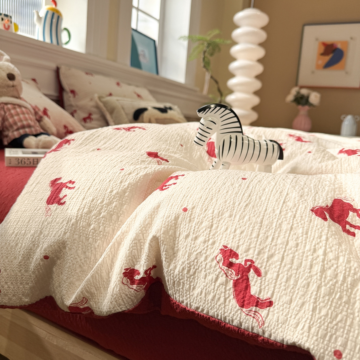 91家纺网 家纺一手货源 找家纺 水墨江南 2026直播热款泡芙棉双层纱四件套 红色小马