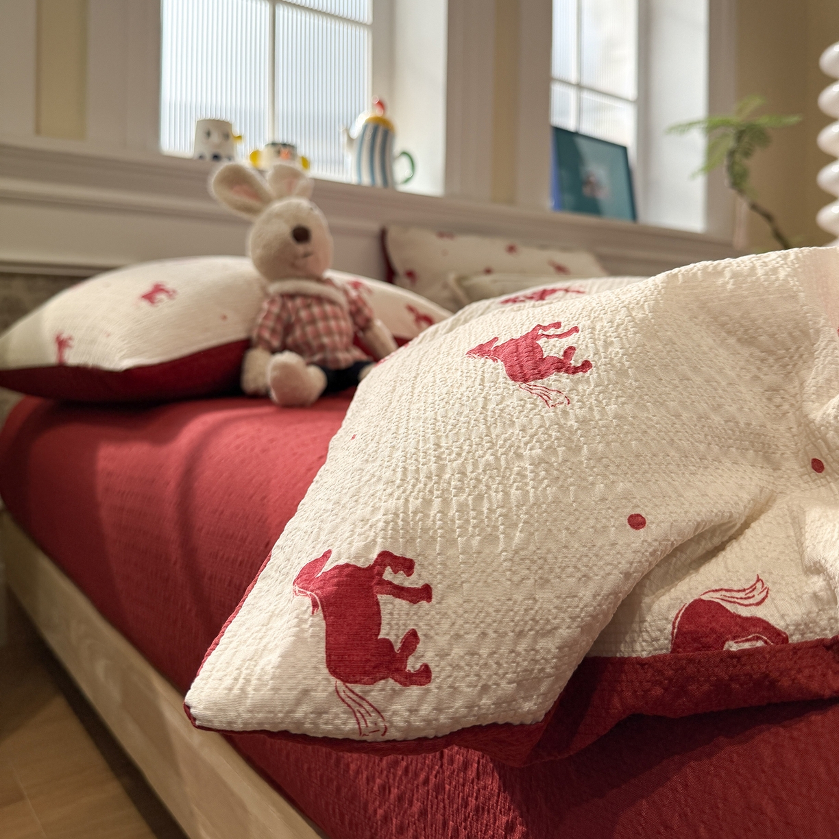 91家纺网 家纺一手货源 找家纺 水墨江南 2026直播热款泡芙棉双层纱四件套 红色小马