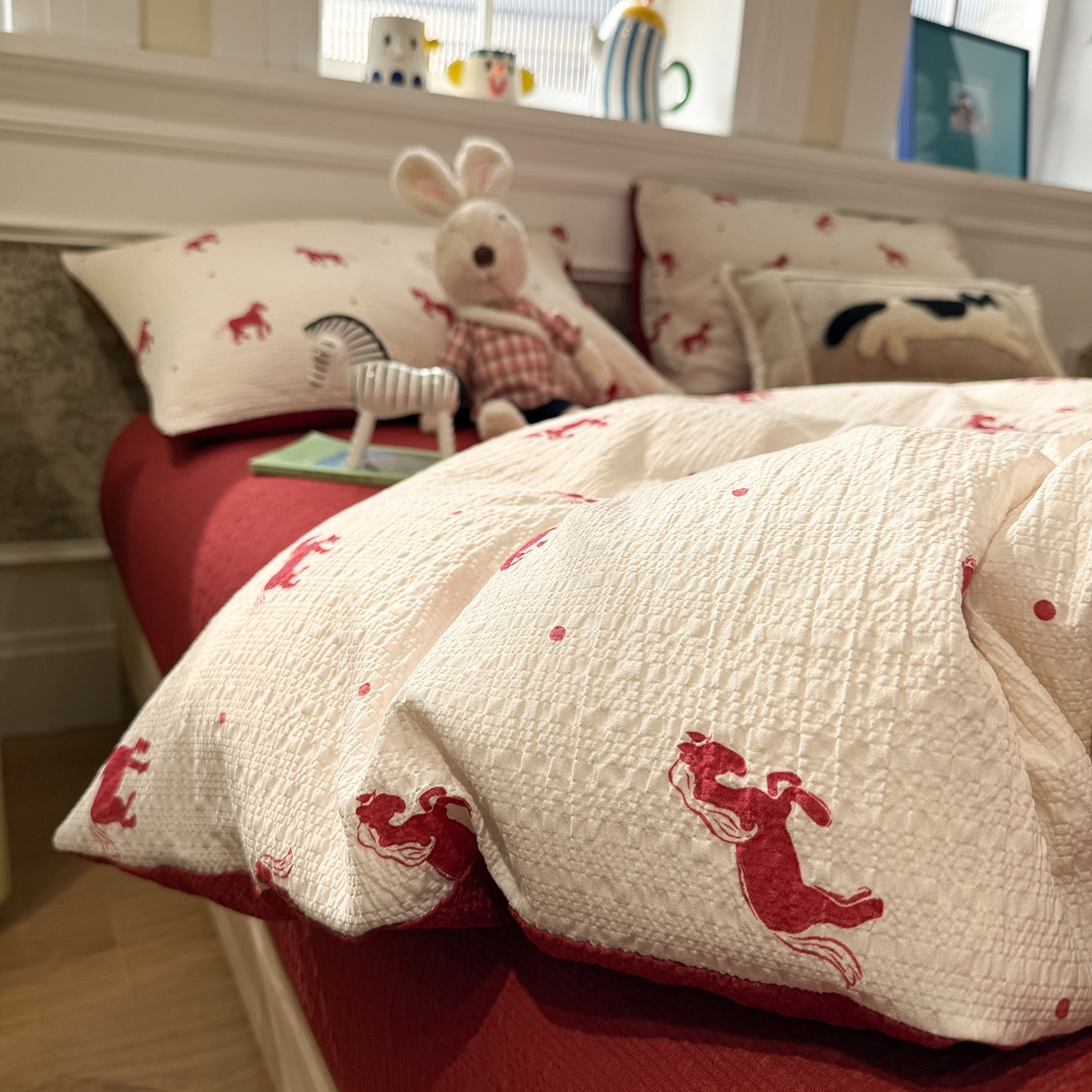 91家纺网 家纺一手货源 找家纺 水墨江南 2026直播热款泡芙棉双层纱四件套 红色小马