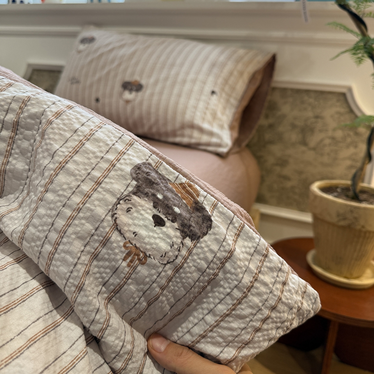 91家纺网 家纺一手货源 找家纺 水墨江南 2026直播热款泡芙棉双层纱四件套 条纹狗狗