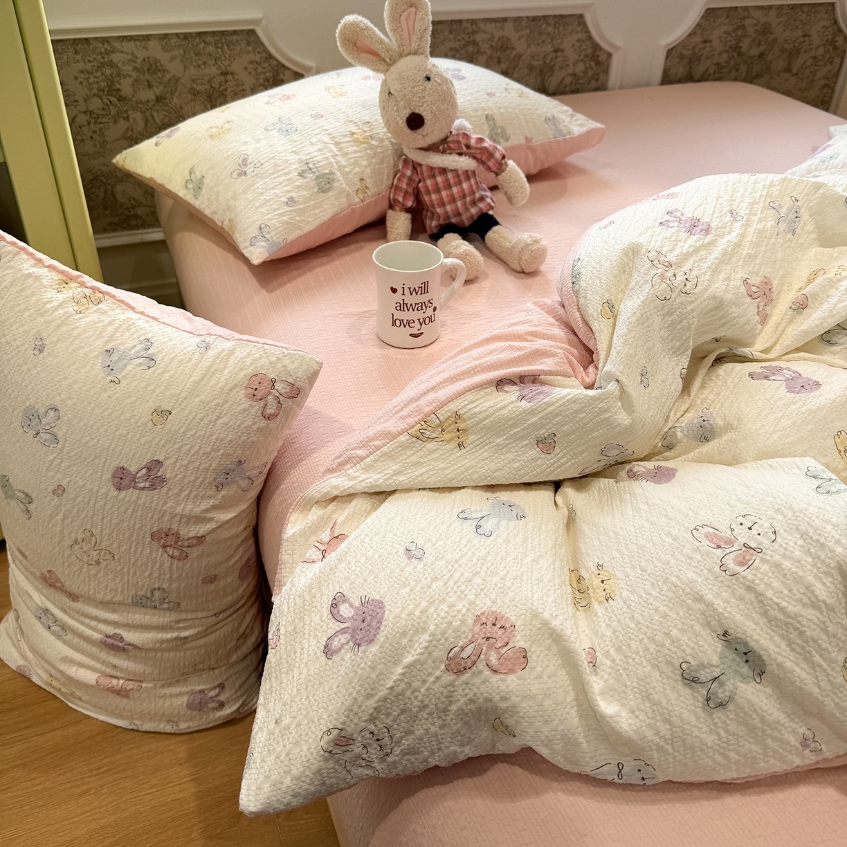 91家纺网 家纺一手货源 找家纺 水墨江南 2026直播热款泡芙棉双层纱四件套 七彩小兔