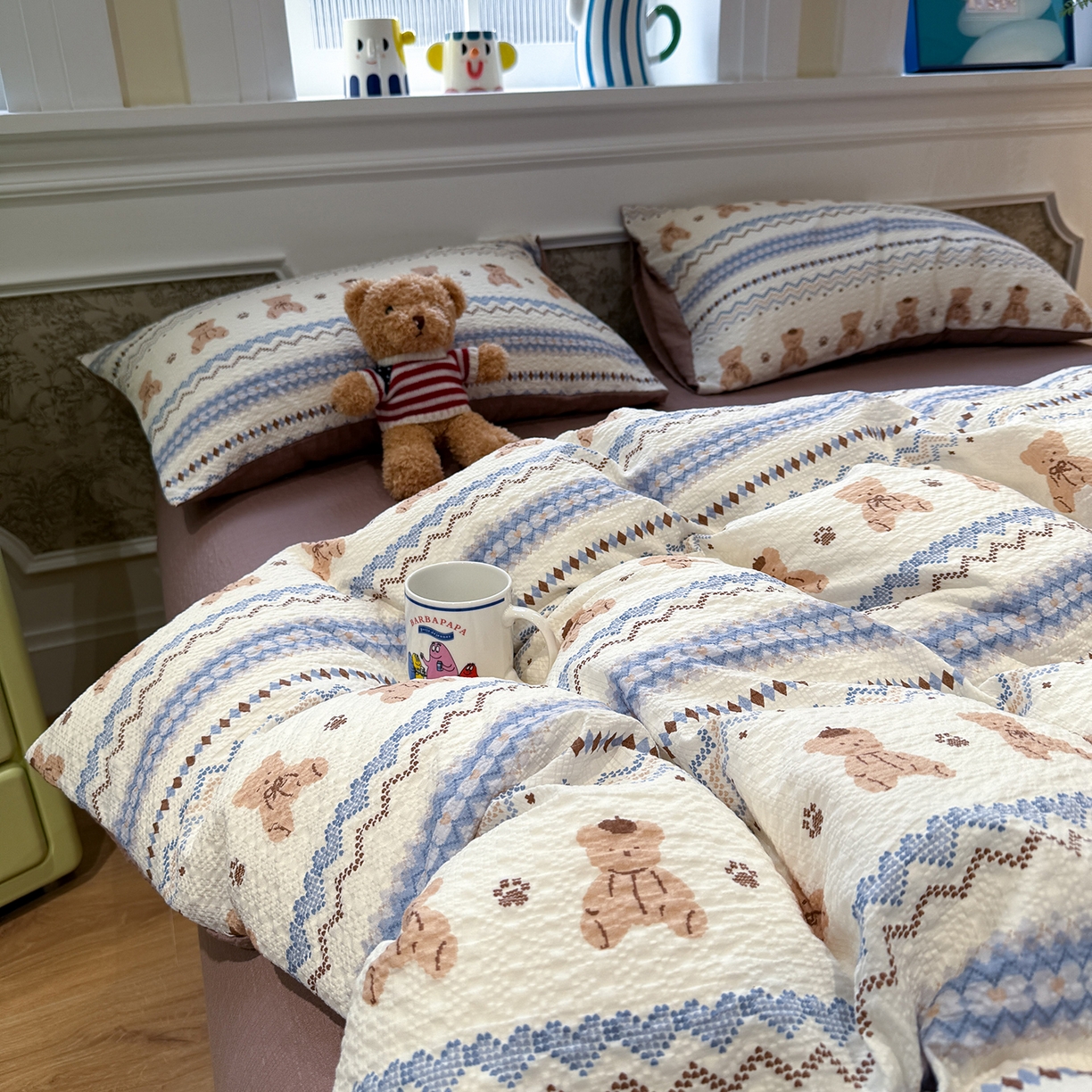 91家纺网 家纺一手货源 找家纺 水墨江南 2026直播热款泡芙棉双层纱四件套 费尔岛小熊