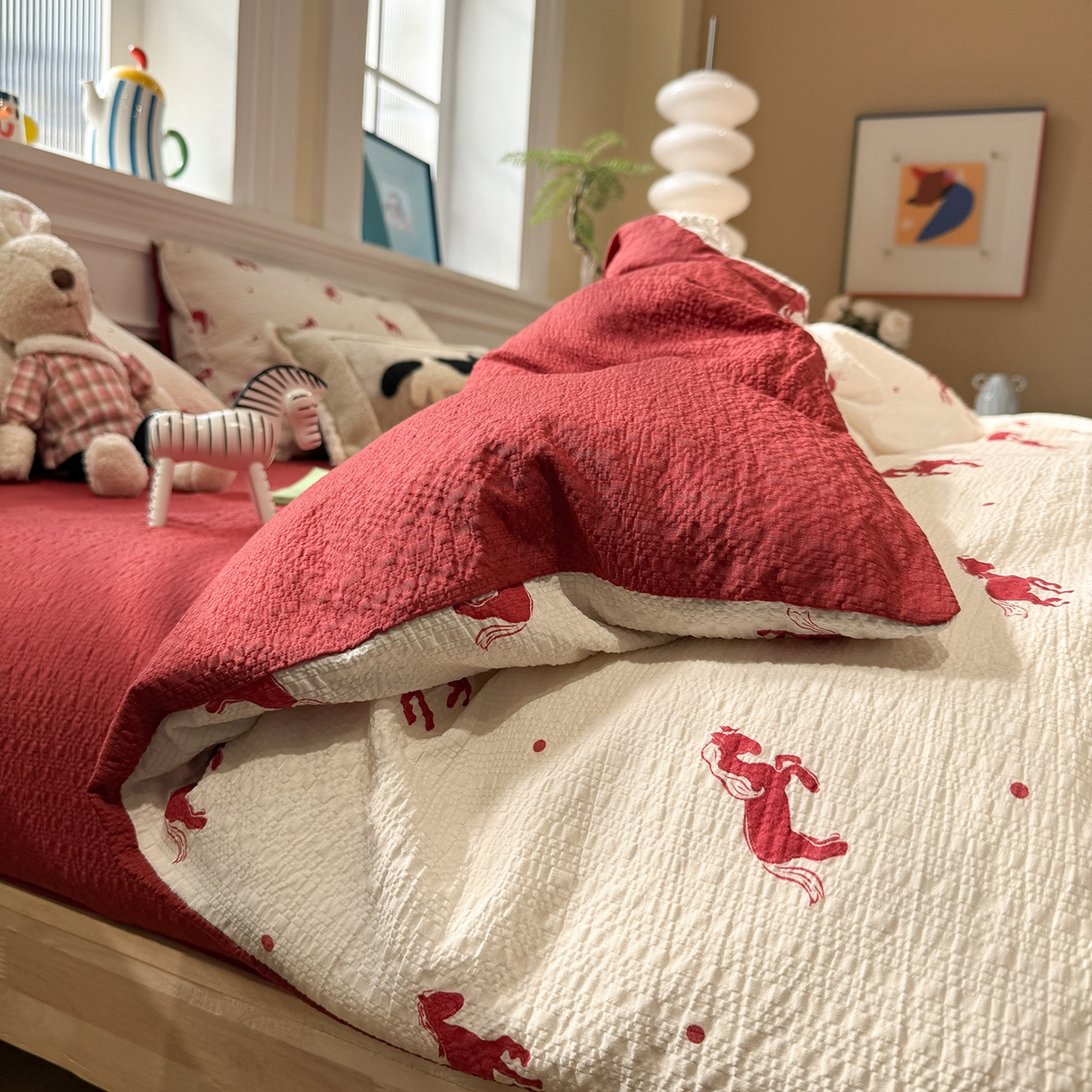 91家纺网 家纺一手货源 找家纺 水墨江南 2026直播热款泡芙棉双层纱四件套 红色小马