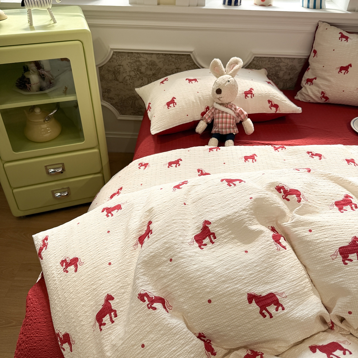 91家纺网 家纺一手货源 找家纺 水墨江南 2026直播热款泡芙棉双层纱四件套 红色小马