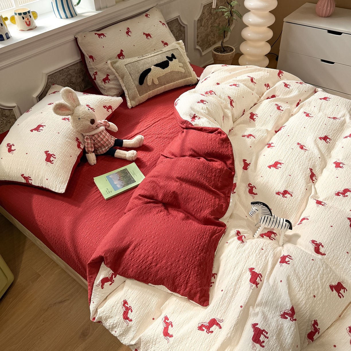 91家纺网 家纺一手货源 找家纺 水墨江南 2026直播热款泡芙棉双层纱四件套 红色小马