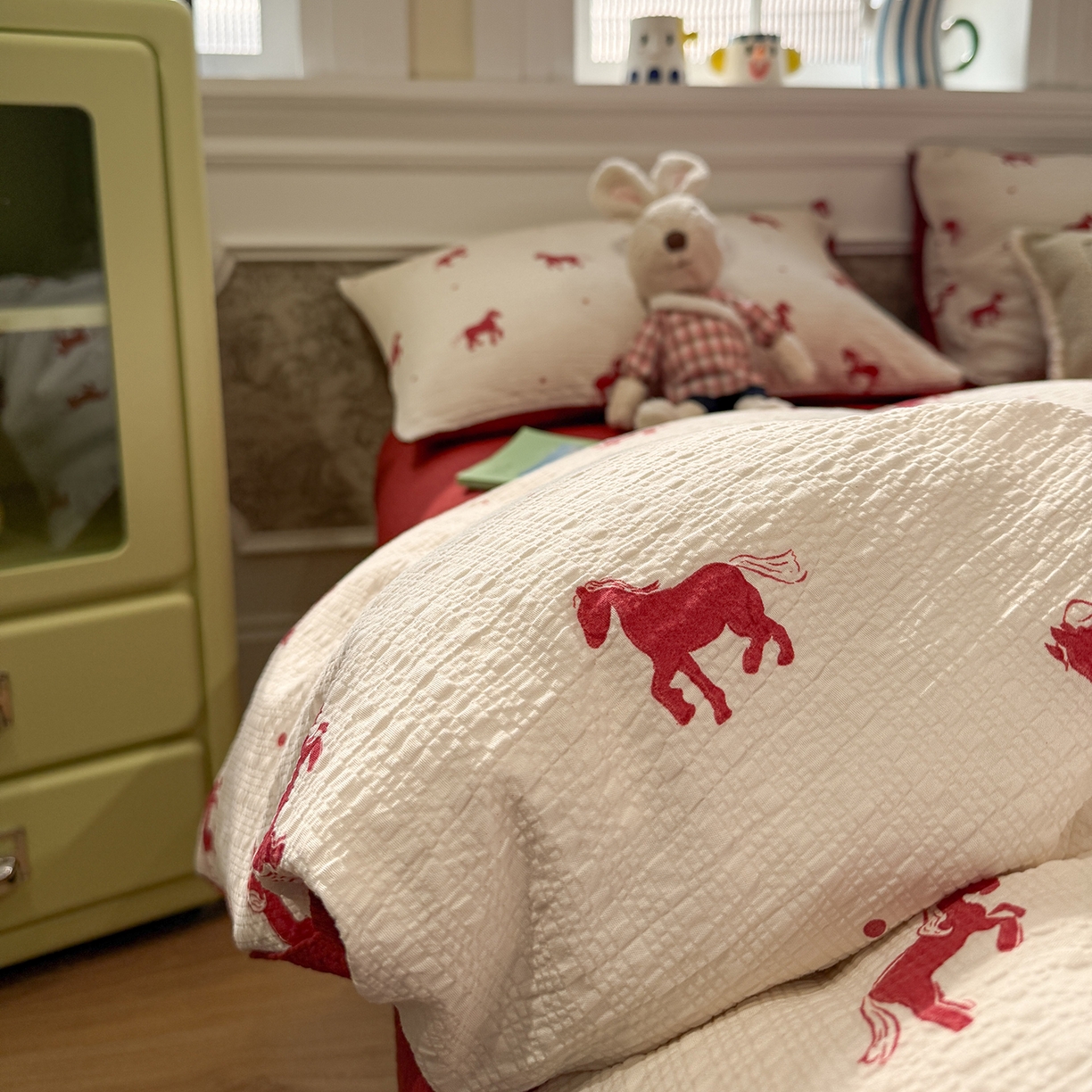 91家纺网 家纺一手货源 找家纺 水墨江南 2026直播热款泡芙棉双层纱四件套 红色小马