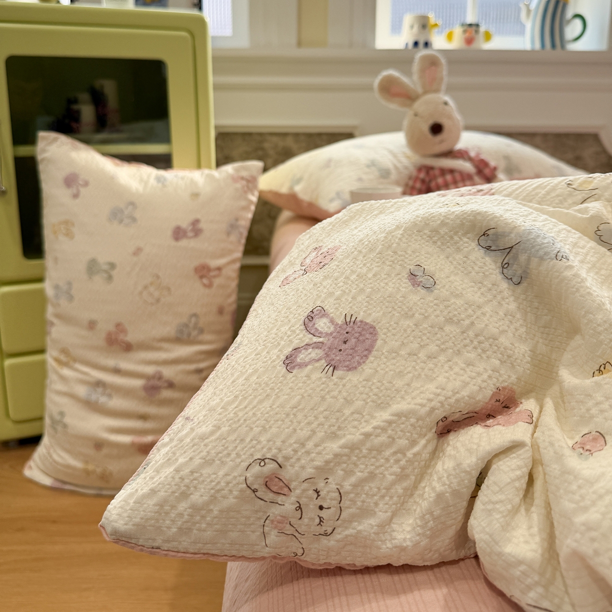 91家纺网 家纺一手货源 找家纺 水墨江南 2026直播热款泡芙棉双层纱四件套 七彩小兔