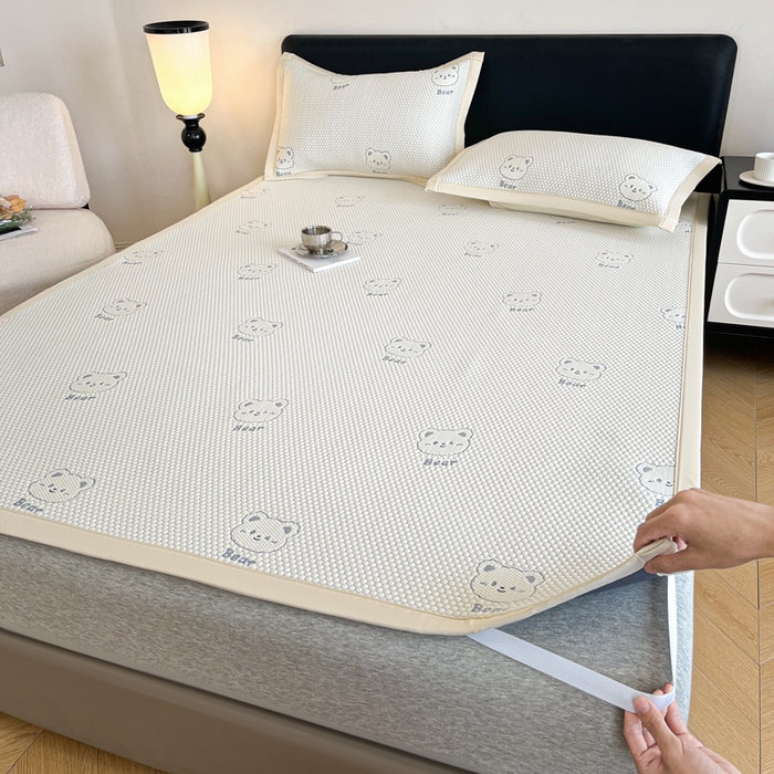 91家纺网 家纺一手货源 找家纺 摩妮卡 2026新款凉感提花冰豆豆复合凉席床席冰丝席三件套 冰豆豆-熊仔