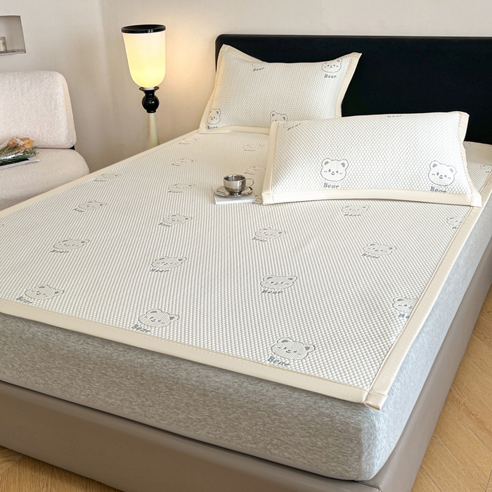 91家纺网 家纺一手货源 找家纺 摩妮卡 2026新款凉感提花冰豆豆复合凉席床席冰丝席三件套 冰豆豆-熊仔