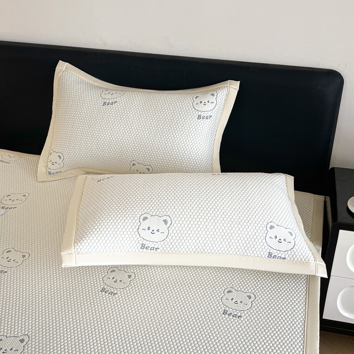 91家纺网 家纺一手货源 找家纺 摩妮卡 2026新款凉感提花冰豆豆复合凉席床席冰丝席三件套 冰豆豆-熊仔