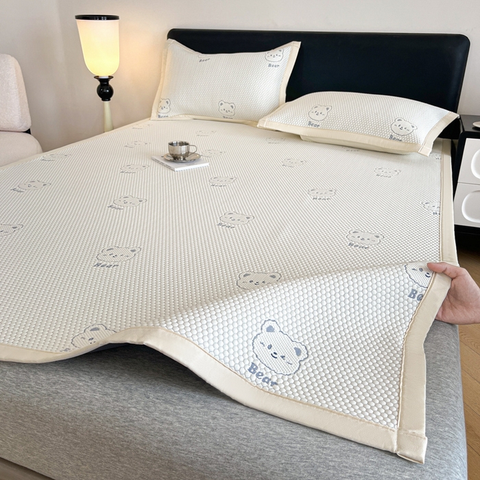 91家纺网 家纺一手货源 找家纺 摩妮卡 2026新款凉感提花冰豆豆复合凉席床席冰丝席三件套 冰豆豆-熊仔