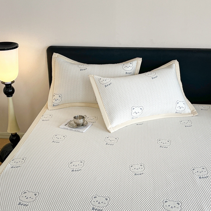 91家纺网 家纺一手货源 找家纺 摩妮卡 2026新款凉感提花冰豆豆复合凉席床席冰丝席三件套 冰豆豆-熊仔