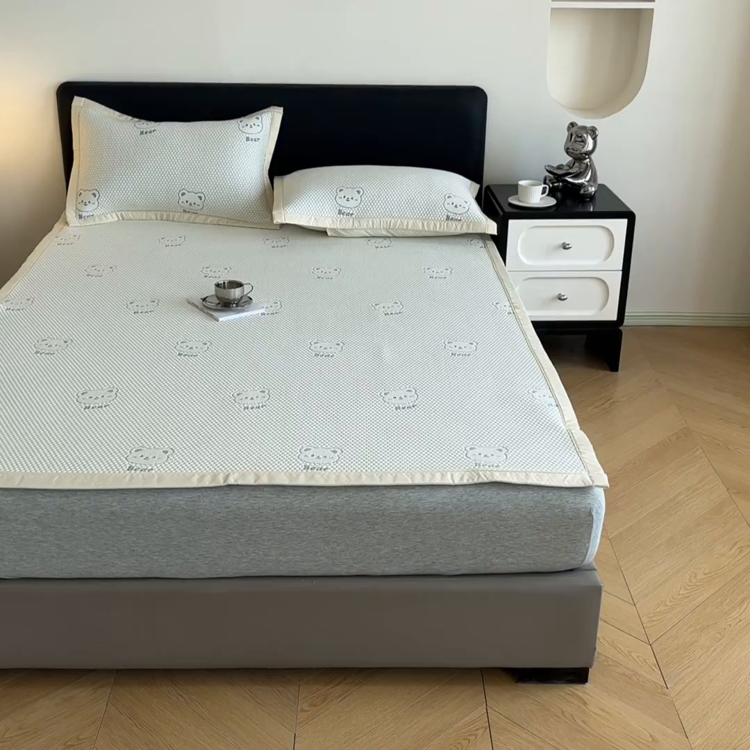 91家纺网 家纺一手货源 找家纺 摩妮卡 2026新款凉感提花冰豆豆复合凉席床席冰丝席三件套 冰豆豆-熊仔