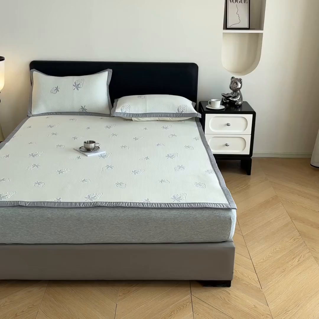 91家纺网 家纺一手货源 找家纺 摩妮卡 2026新款凉感提花冰豆豆复合凉席床席冰丝席三件套 冰豆豆-草莓