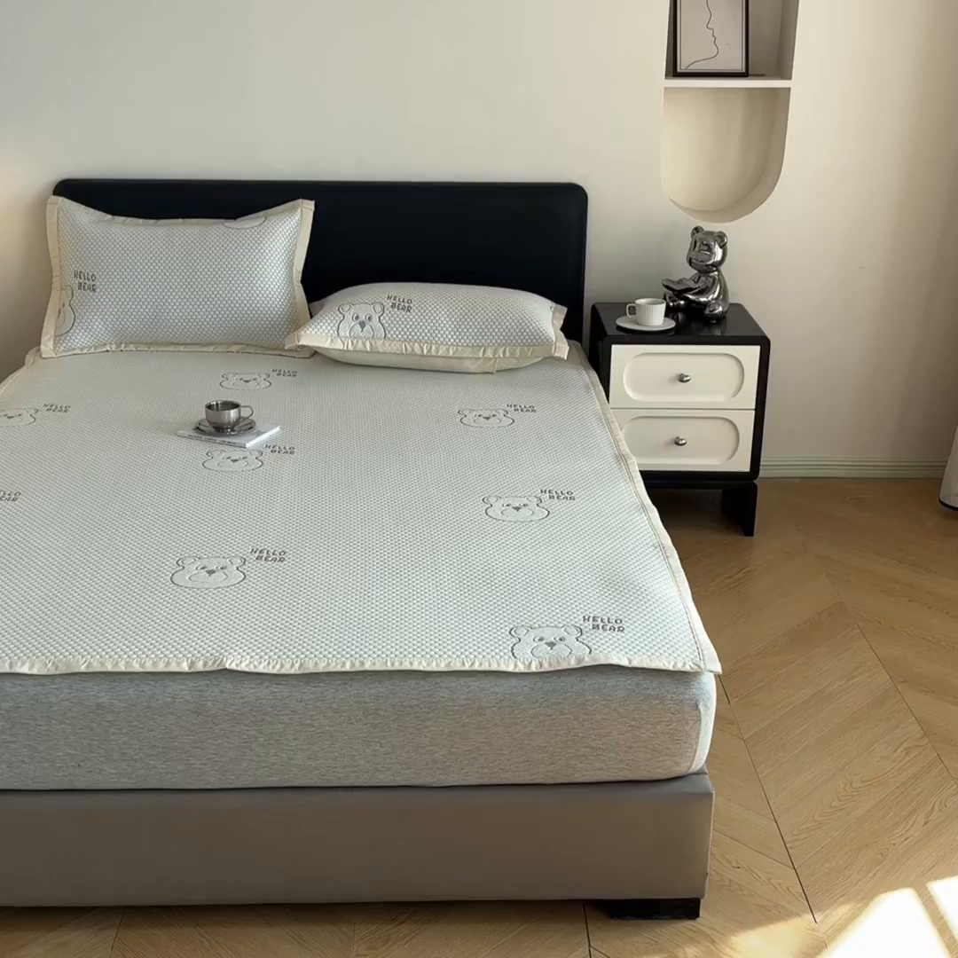 91家纺网 家纺一手货源 找家纺 摩妮卡 2026新款凉感提花冰豆豆复合凉席床席冰丝席三件套 冰豆豆-宝贝熊