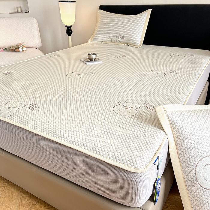 91家纺网 家纺一手货源 找家纺 摩妮卡 2026新款PE中分子凉感冰豆豆凉席三件套床笠三件套 冰豆豆-宝贝熊