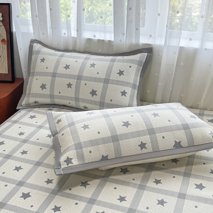 91家纺网 家纺一手货源 找家纺 摩妮卡 2026新款PE中分子凉感冰豆豆凉席三件套床笠三件套 心心相印-灰