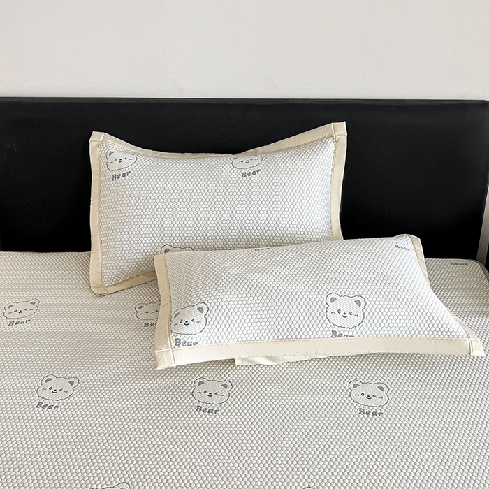 91家纺网 家纺一手货源 找家纺 摩妮卡 2026新款PE中分子凉感冰豆豆凉席三件套床笠三件套 冰豆豆-熊仔