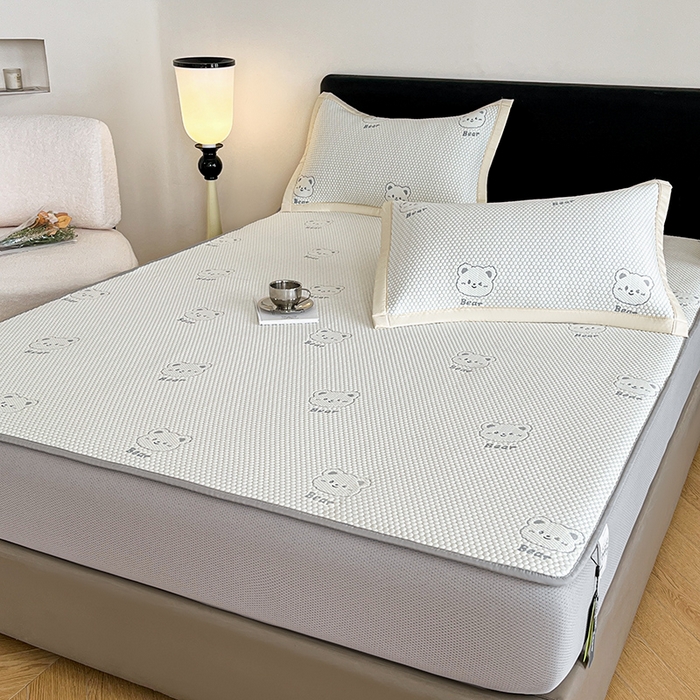 91家纺网 家纺一手货源 找家纺 摩妮卡 2026新款PE中分子凉感冰豆豆凉席三件套床笠三件套 冰豆豆-熊仔