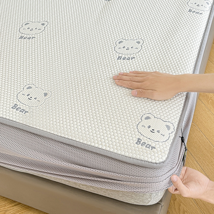 91家纺网 家纺一手货源 找家纺 摩妮卡 2026新款PE中分子凉感冰豆豆凉席三件套床笠三件套 冰豆豆-熊仔